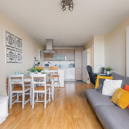 Stratford Skyview Apartment 런던 외부 사진