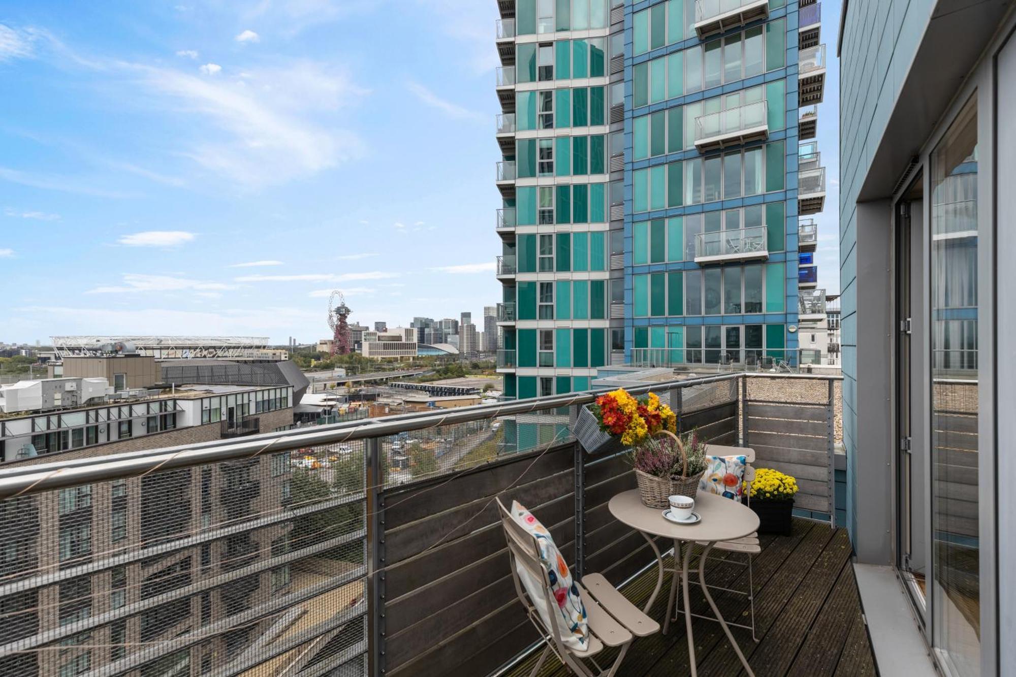 Stratford Skyview Apartment 런던 외부 사진